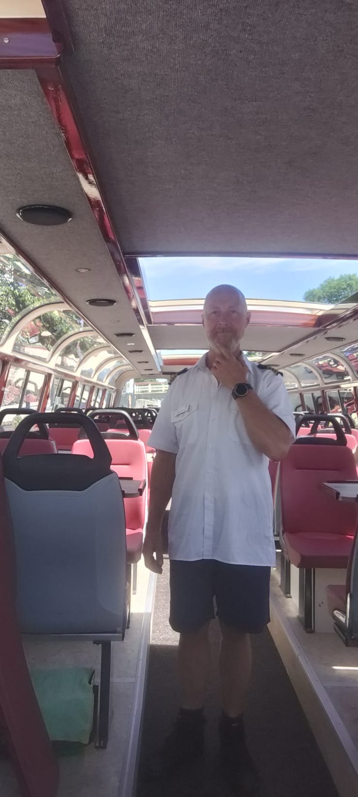 Kapitein Marco aan boord in de zomer.